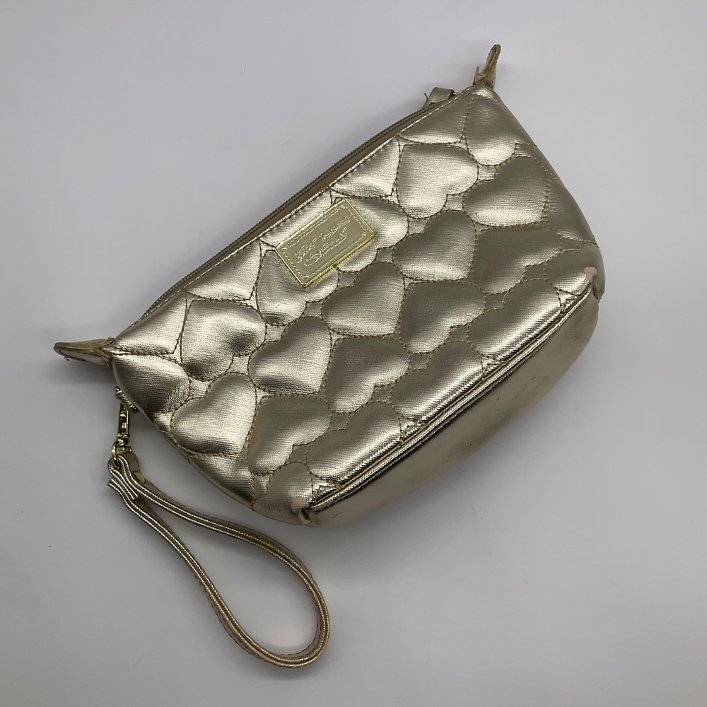 BETSEY JOHNSON GOLD QUILTED HEART WRISTLET